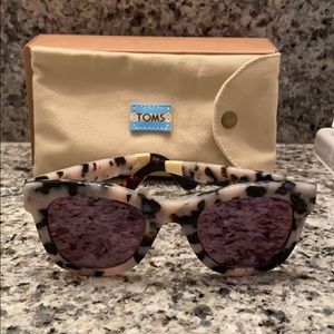 TOMS Chelsea sunglasses 😎